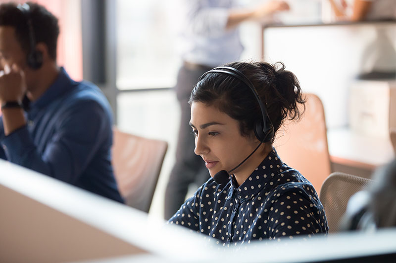 woman-working-on-a-helpdesk